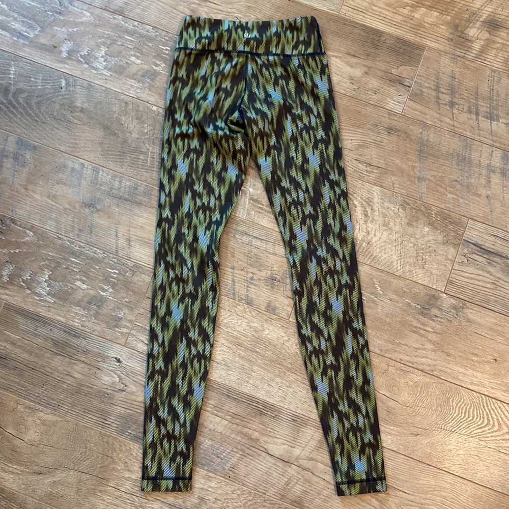 Lululemon Lusche Telemark Almost Pear Inkwell Green Print Leggings., size 2 - Picture 8 of 11